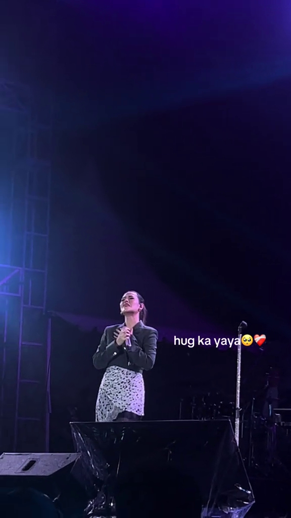 Raisa menangis saat manggung pertama kali usai sang ibu meninggal, 7 momennya tuai simpati