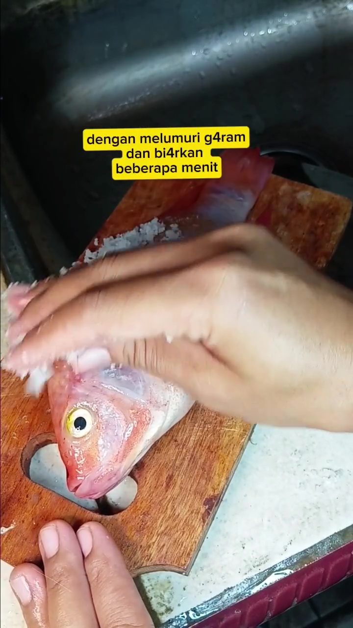 Tak perlu susah payah dikerik pakai pisau, ini cara praktis bersihkan sisik ikan tanpa alat