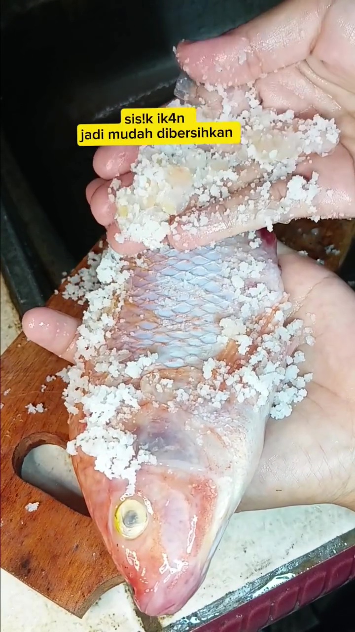 Tak perlu susah payah dikerik pakai pisau, ini cara praktis bersihkan sisik ikan tanpa alat