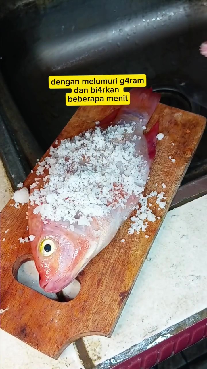 Tak perlu susah payah dikerik pakai pisau, ini cara praktis bersihkan sisik ikan tanpa alat