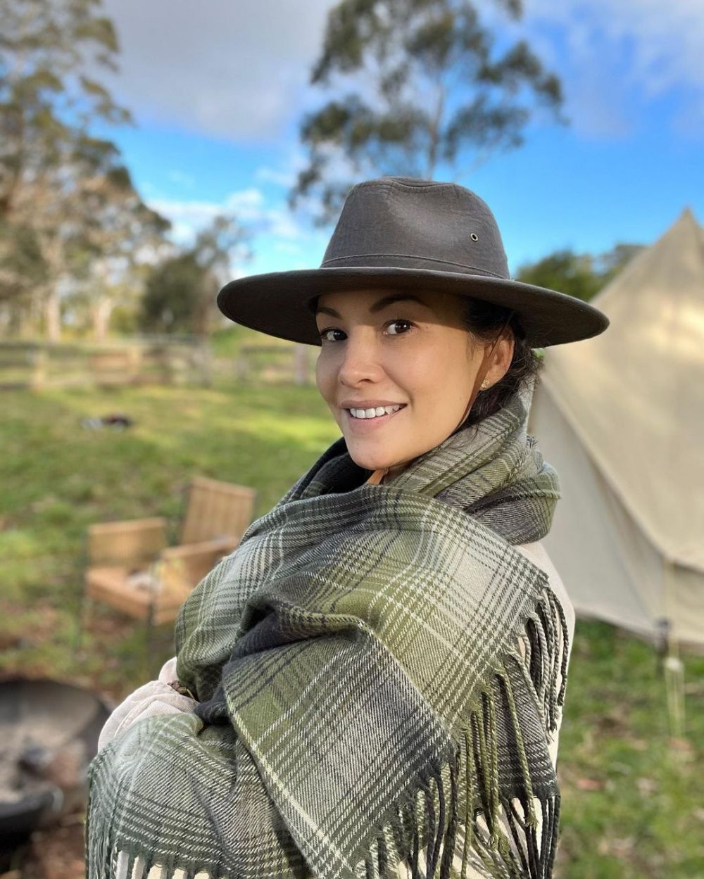 Bintang iklan sabun 90-an ini pamer aksi ganti ban sendiri, intip 11 potret terbarunya