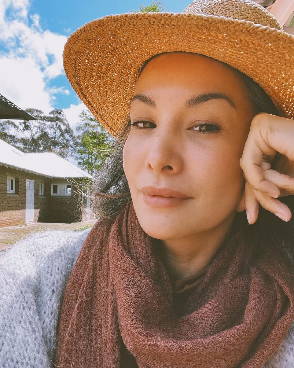 Bintang iklan sabun 90-an ini pamer aksi ganti ban sendiri, intip 11 potret terbarunya