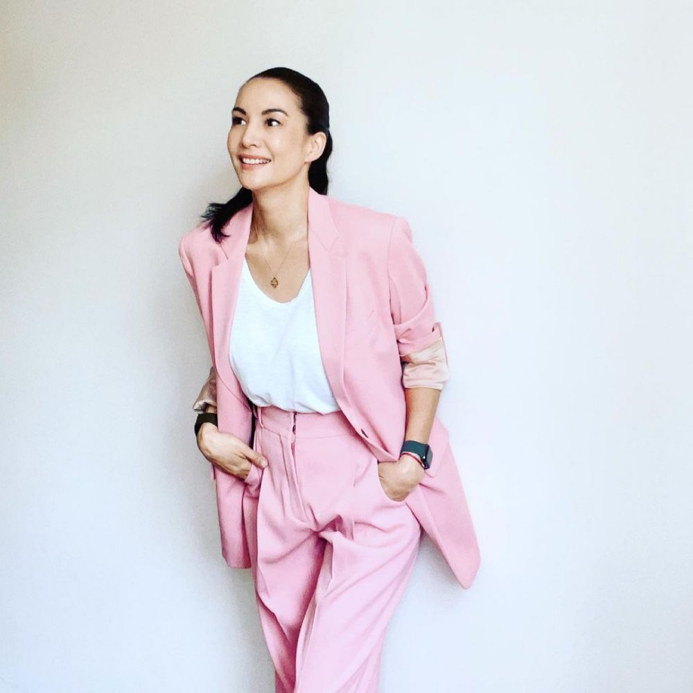 Bintang iklan sabun 90-an ini pamer aksi ganti ban sendiri, intip 11 potret terbarunya