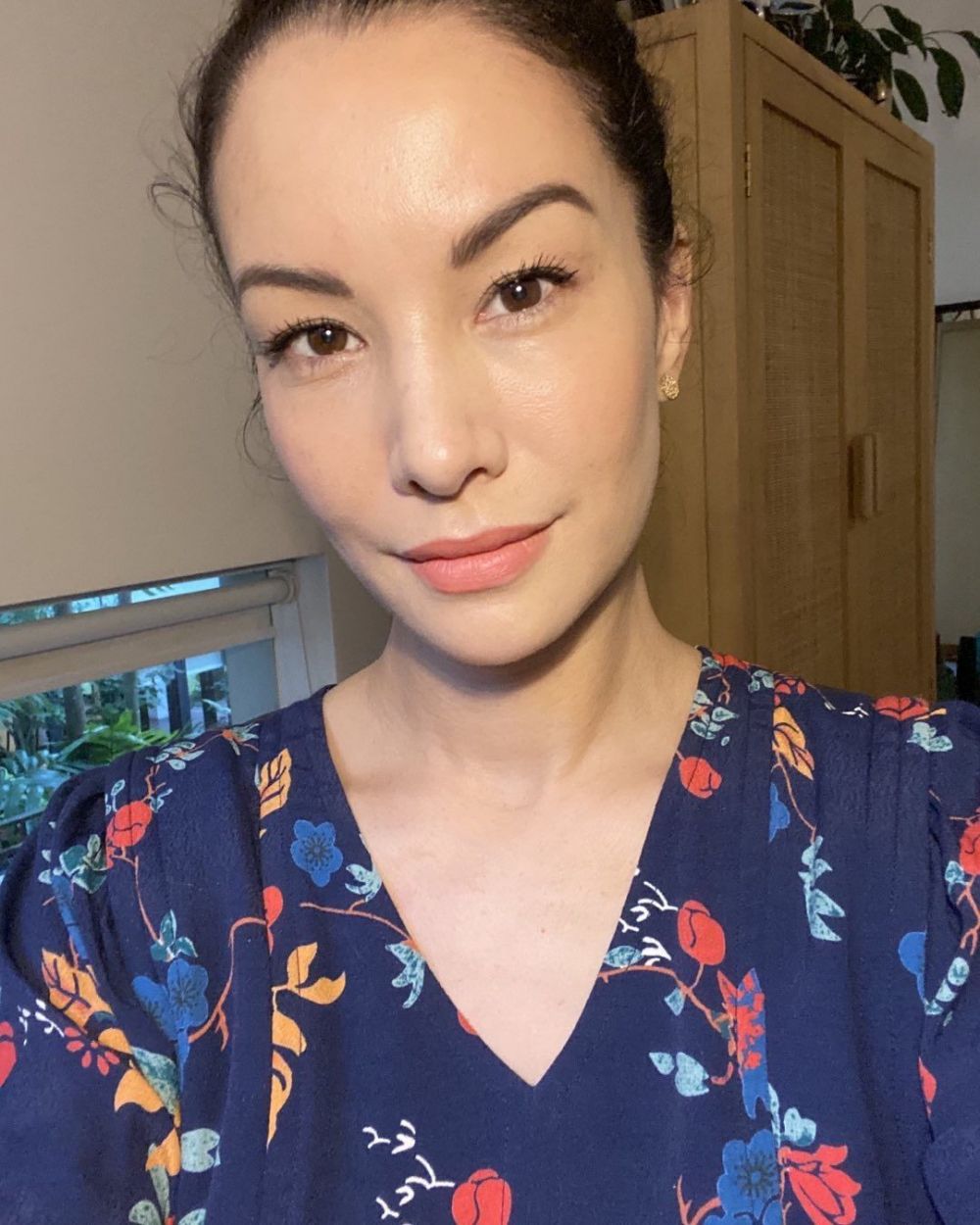 Bintang iklan sabun 90-an ini pamer aksi ganti ban sendiri, intip 11 potret terbarunya