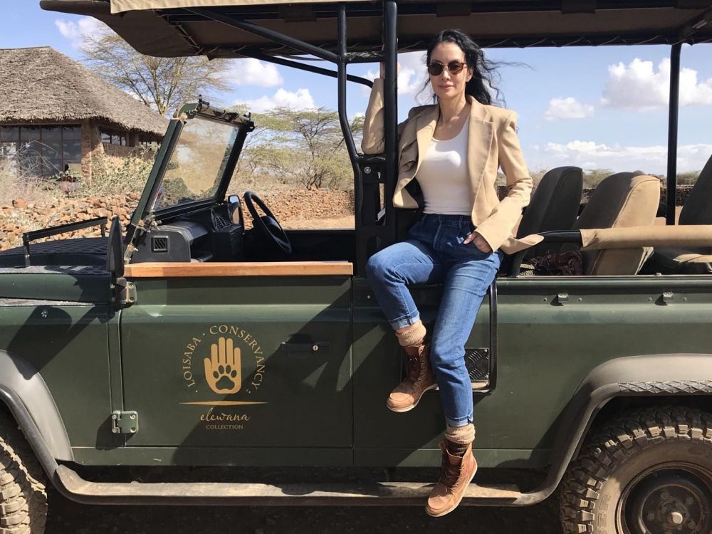 Bintang iklan sabun 90-an ini pamer aksi ganti ban sendiri, intip 11 potret terbarunya