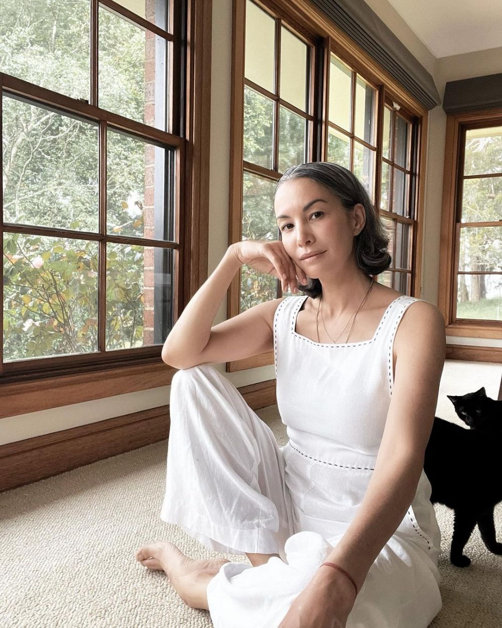 Bintang iklan sabun 90-an ini pamer aksi ganti ban sendiri, intip 11 potret terbarunya