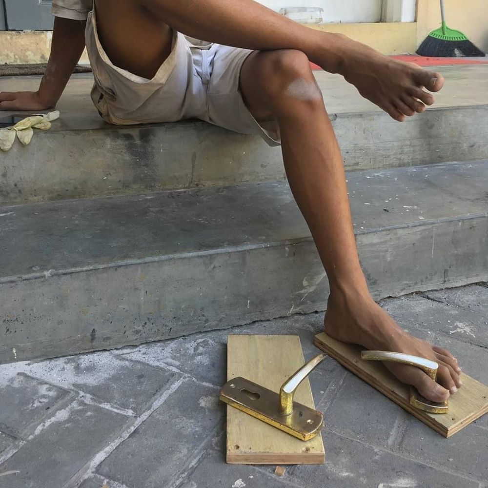 Dari penyangga HP sampai atap, 13 life hack sandal jepit ini kreatifnya keterlaluan