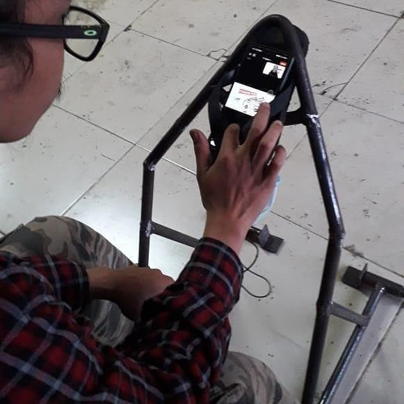 Dari penyangga HP sampai atap, 13 life hack sandal jepit ini kreatifnya keterlaluan