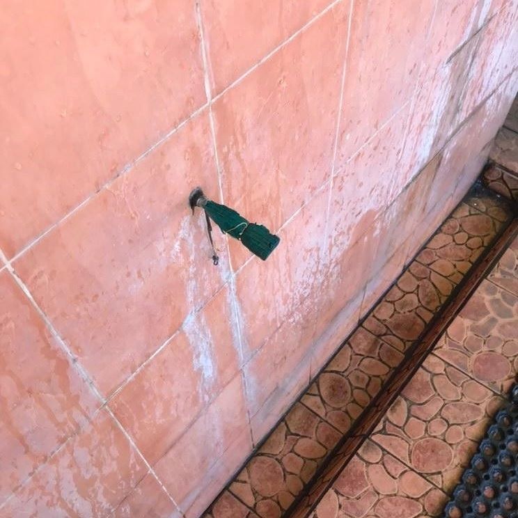 Dari penyangga HP sampai atap, 13 life hack sandal jepit ini kreatifnya keterlaluan