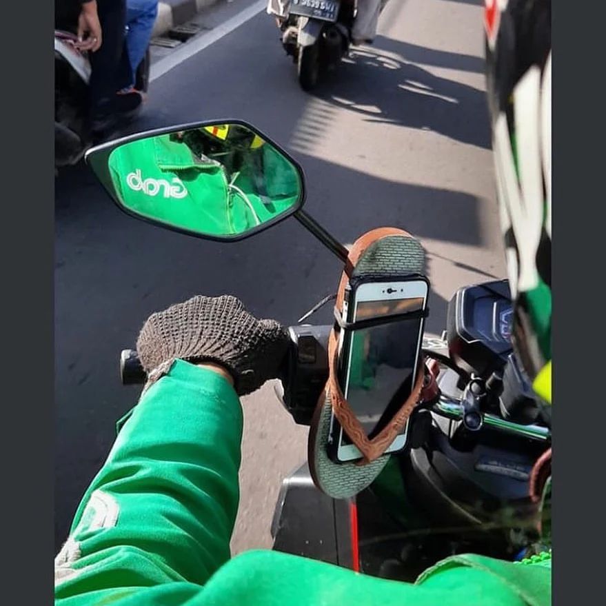 Dari penyangga HP sampai atap, 13 life hack sandal jepit ini kreatifnya keterlaluan