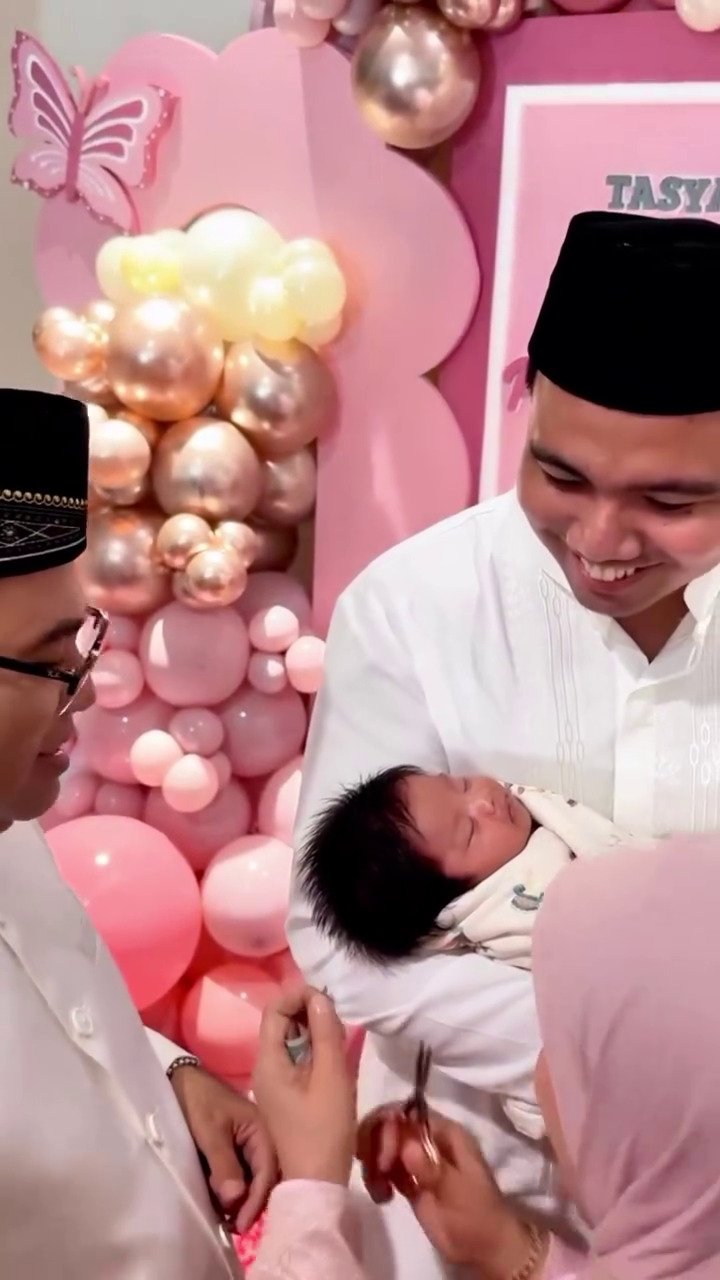 9 Potret akikah anak pertama Frans Faisal dan Indah Tri Pertiwi, putuskan ganti nama untuk putrinya