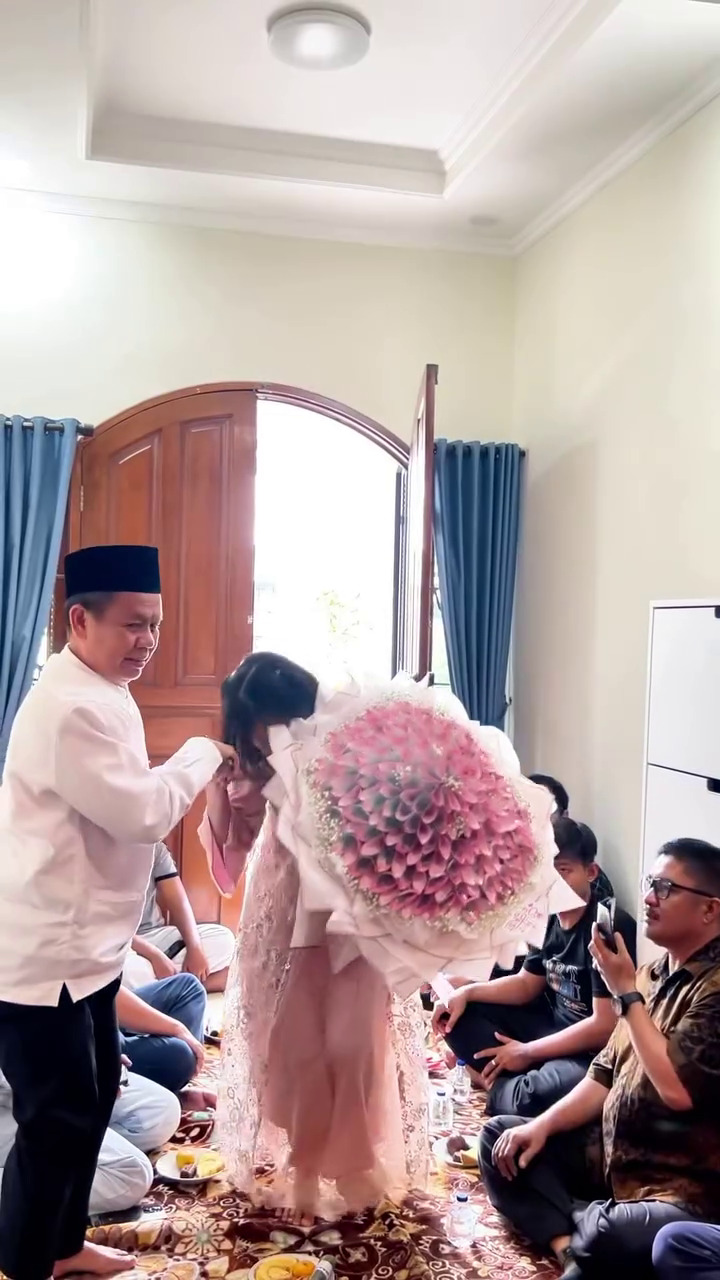 9 Potret akikah anak pertama Frans Faisal dan Indah Tri Pertiwi, putuskan ganti nama untuk putrinya