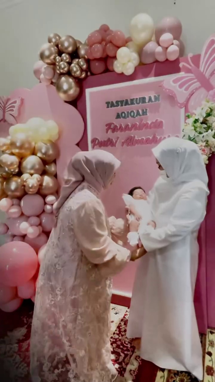 9 Potret akikah anak pertama Frans Faisal dan Indah Tri Pertiwi, putuskan ganti nama untuk putrinya