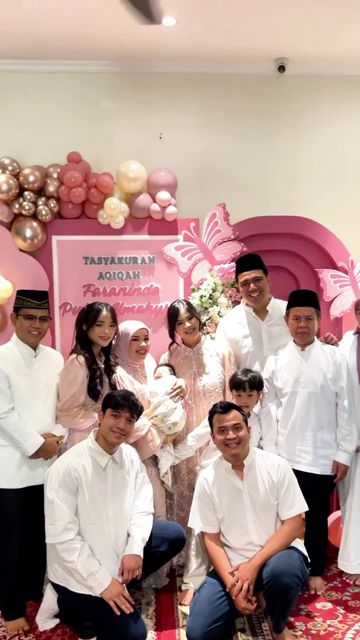 9 Potret akikah anak pertama Frans Faisal dan Indah Tri Pertiwi, putuskan ganti nama untuk putrinya