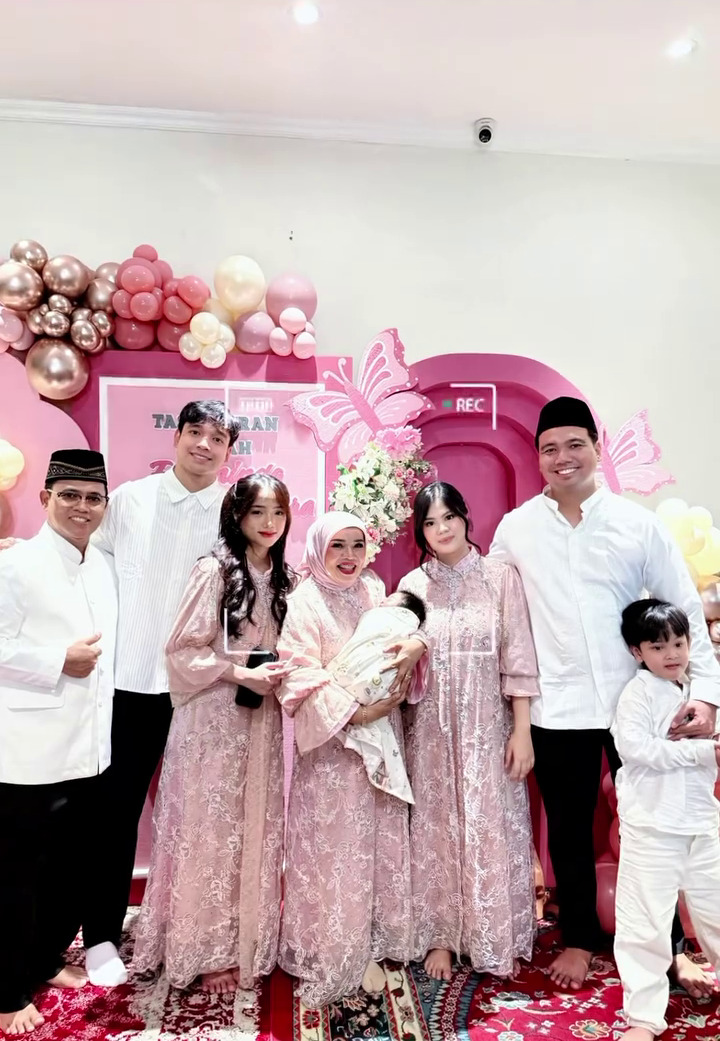 9 Potret akikah anak pertama Frans Faisal dan Indah Tri Pertiwi, putuskan ganti nama untuk putrinya