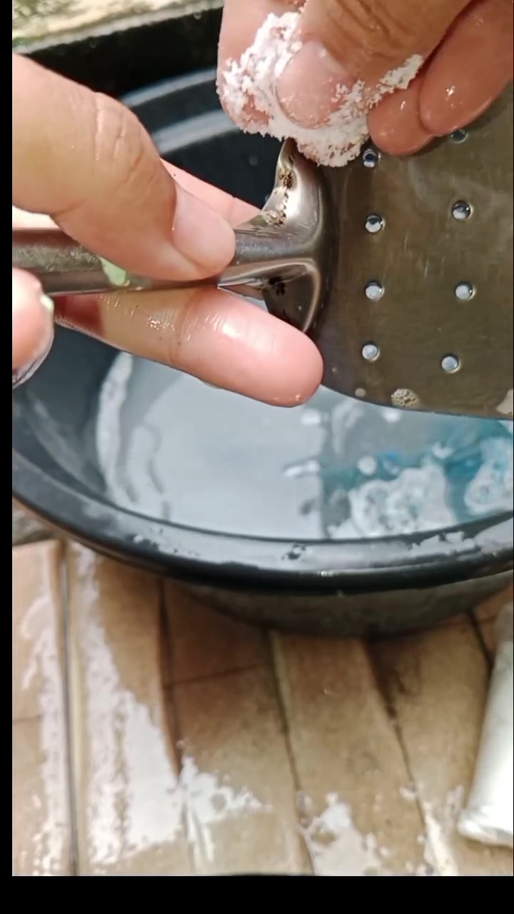 Kerap diabaikan! Ini cara bersihkan kerak dan karat di spatula stainless pakai 2 bahan sederhana