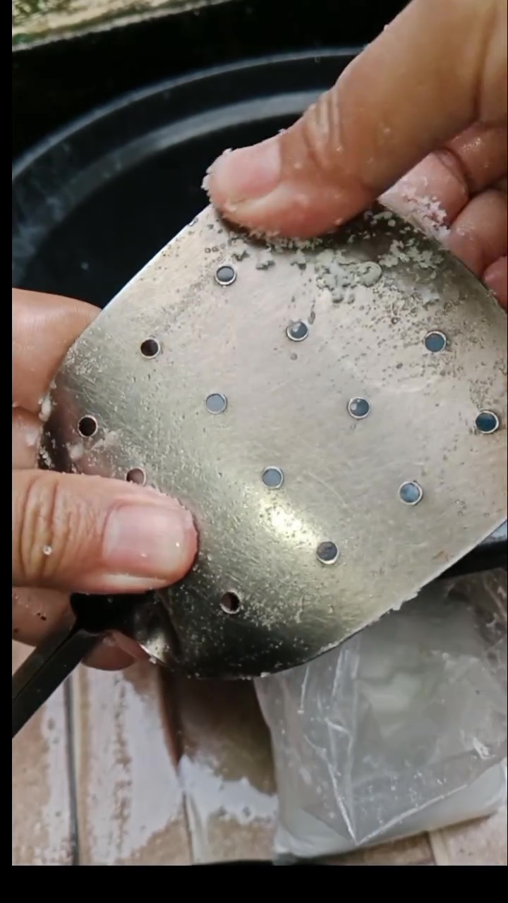 Kerap diabaikan! Ini cara bersihkan kerak dan karat di spatula stainless pakai 2 bahan sederhana