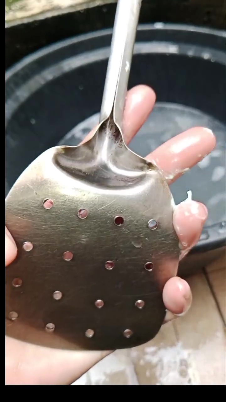 Kerap diabaikan! Ini cara bersihkan kerak dan karat di spatula stainless pakai 2 bahan sederhana