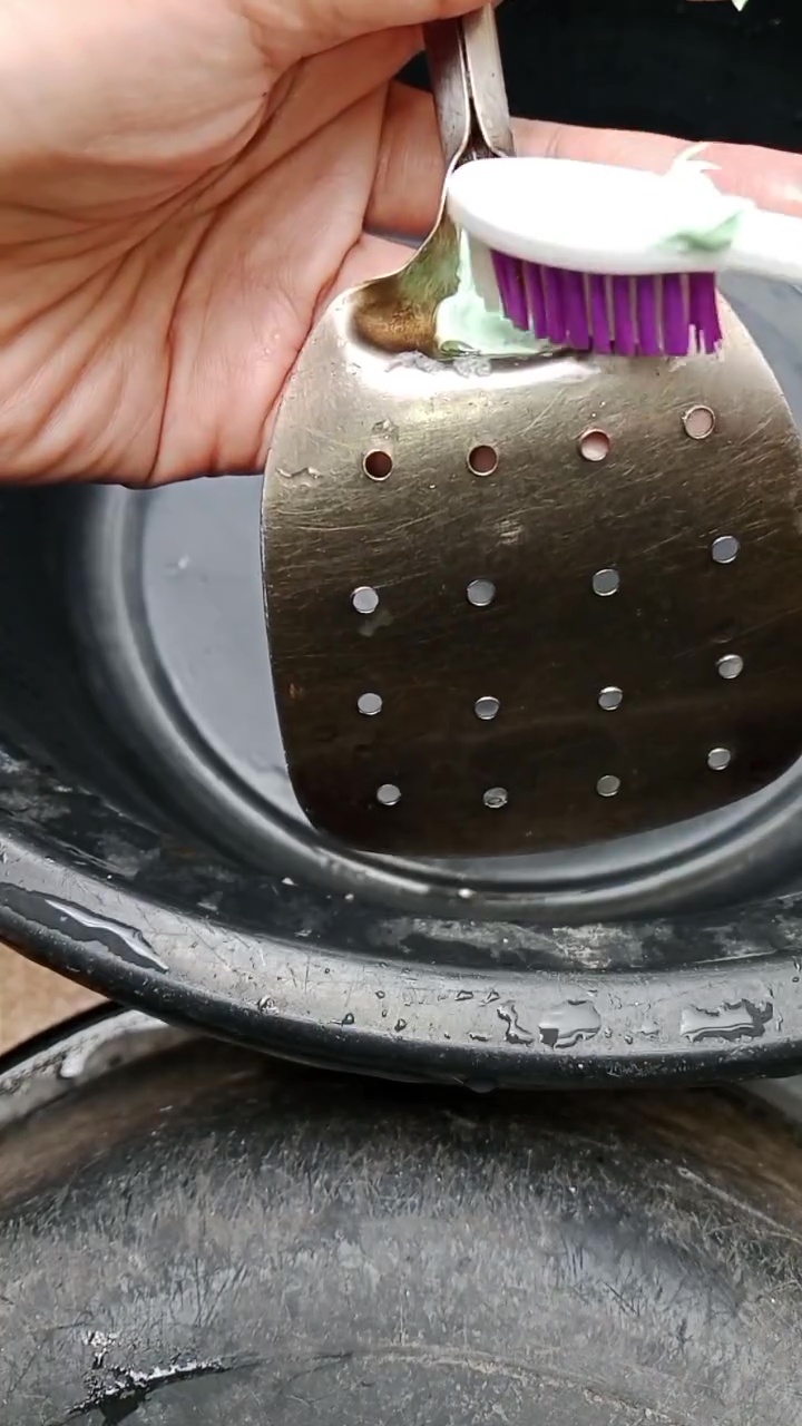Kerap diabaikan! Ini cara bersihkan kerak dan karat di spatula stainless pakai 2 bahan sederhana