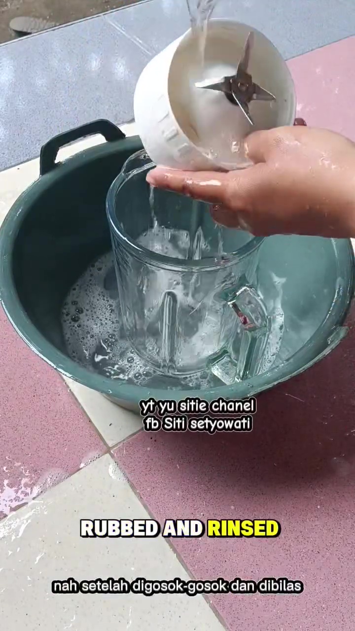 Jangan biarkan karet dan mesin blender hitam berlumut! Segera cuci pakai cara ini biar steril lagi