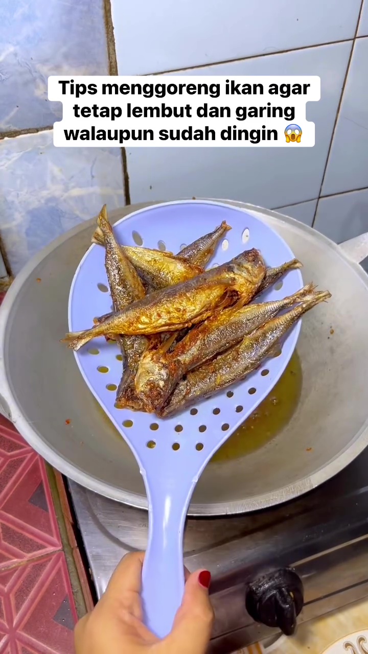 Rahasia ikan goreng tetap lembut dan garing meski sudah dingin, cukup gunakan 2 bahan dapur ini