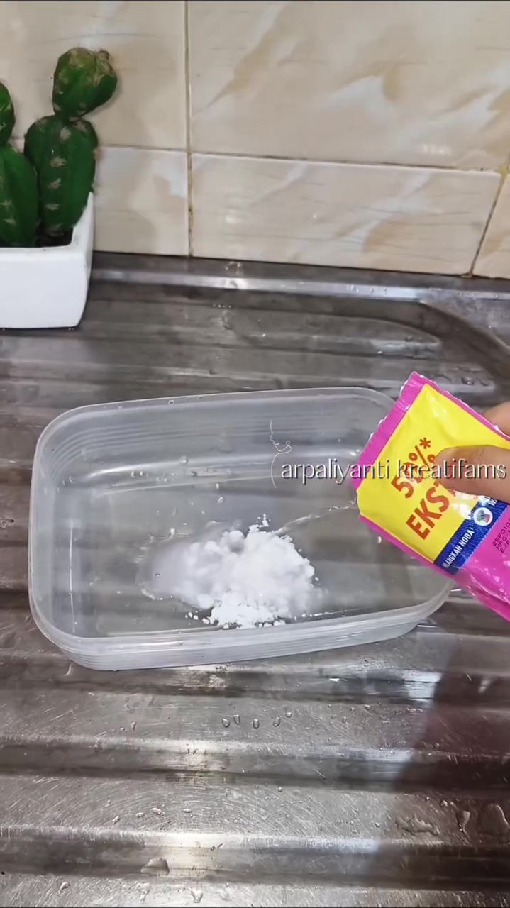 Ternyata baking soda bisa basmi noda deodoran di ketiak baju, begini cara ampuh menggunakannya