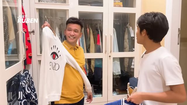 8 Potret detail kamar tidur Ruben Onsu, dindingnya penuh tempelan doa 