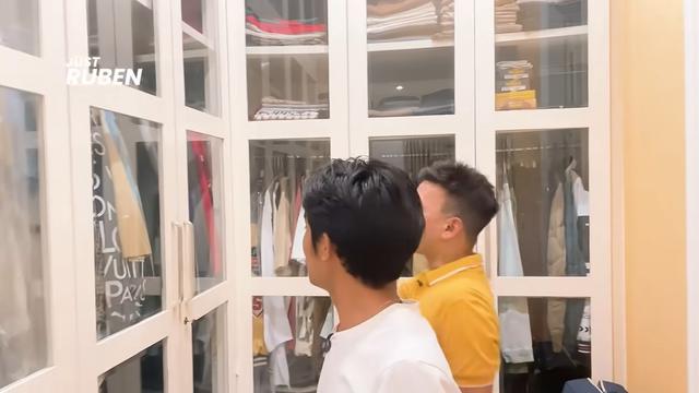 8 Potret detail kamar tidur Ruben Onsu, dindingnya penuh tempelan doa 