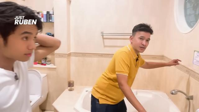 8 Potret detail kamar tidur Ruben Onsu, dindingnya penuh tempelan doa 