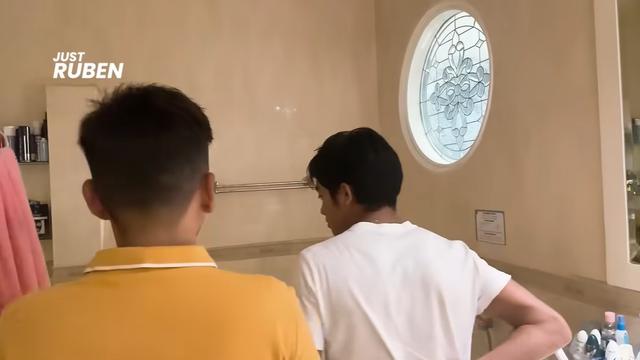 8 Potret detail kamar tidur Ruben Onsu, dindingnya penuh tempelan doa 