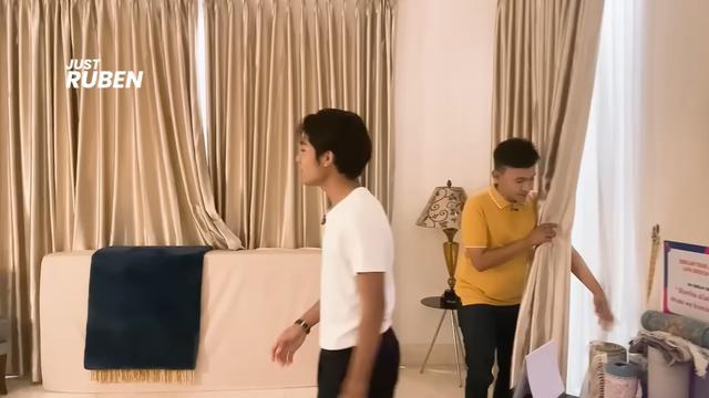 8 Potret detail kamar tidur Ruben Onsu, dindingnya penuh tempelan doa 