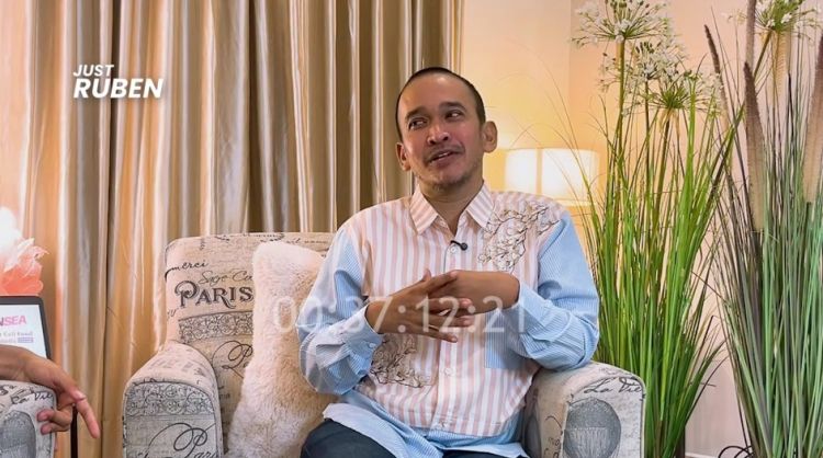 8 Potret detail kamar tidur Ruben Onsu, dindingnya penuh tempelan doa