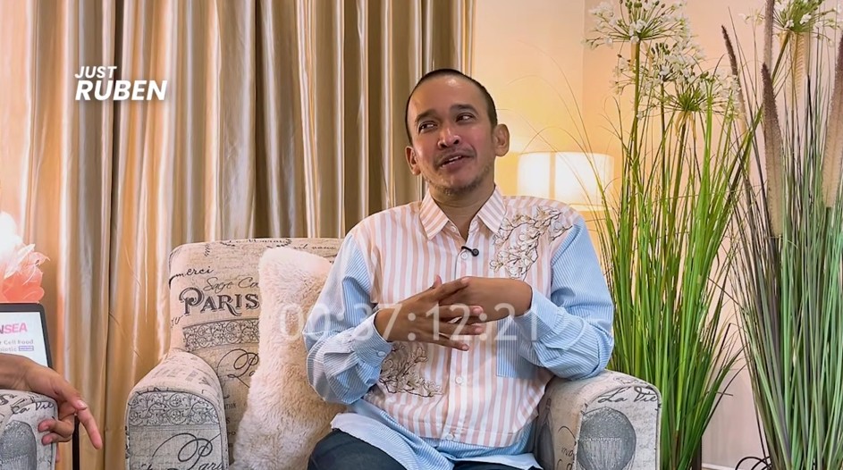 8 Potret detail kamar tidur Ruben Onsu, dindingnya penuh tempelan doa 