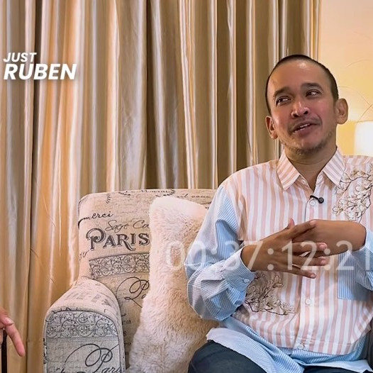 8 Potret detail kamar tidur Ruben Onsu, dindingnya penuh tempelan doa 