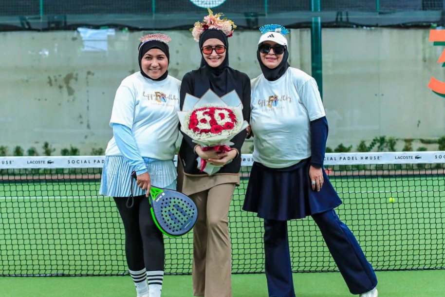 9 Potret Inneke Koesherawati dapat kejutan ultah ke-50 di lapangan padel, sampai heran liat konsepnya