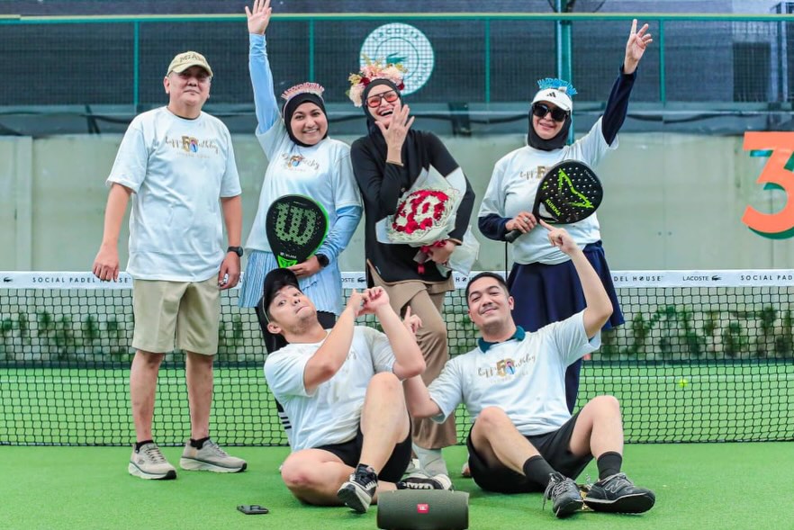 9 Potret Inneke Koesherawati dapat kejutan ultah ke-50 di lapangan padel, sampai heran liat konsepnya