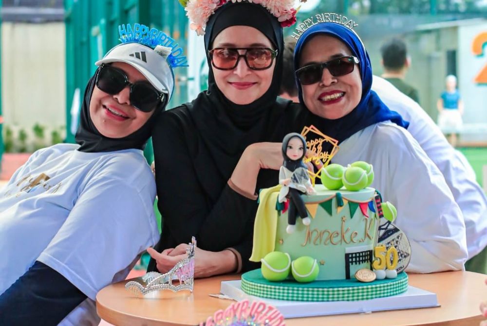 9 Potret Inneke Koesherawati dapat kejutan ultah ke-50 di lapangan padel, sampai heran liat konsepnya