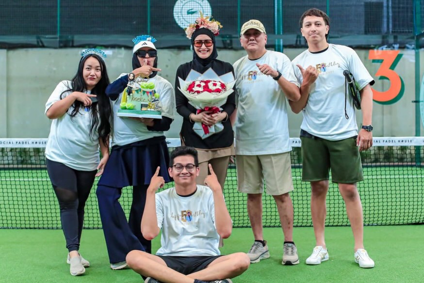 9 Potret Inneke Koesherawati dapat kejutan ultah ke-50 di lapangan padel, sampai heran liat konsepnya