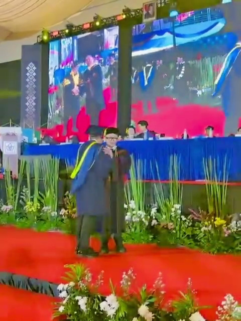 9 Potret Dude Harlino wisuda sarjana di usia 45 tahun, ungkap dukungan Alyssa Soebandono saat kuliah