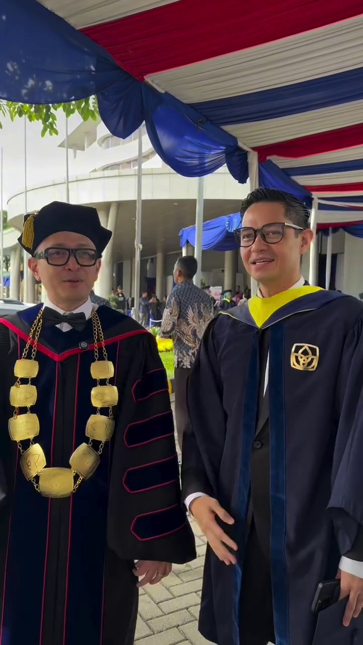 9 Potret Dude Harlino wisuda sarjana di usia 45 tahun, ungkap dukungan Alyssa Soebandono saat kuliah