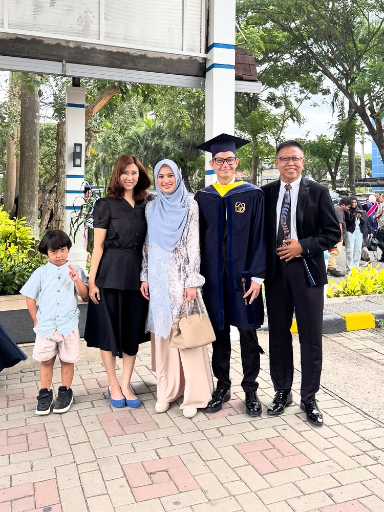 9 Potret Dude Harlino wisuda sarjana di usia 45 tahun, ungkap dukungan Alyssa Soebandono saat kuliah