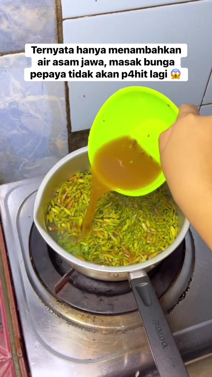 Ingin masak bunga pepaya tapi khawatir rasanya pahit? Coba rebus pakai 1 bahan dapur ini biar enak