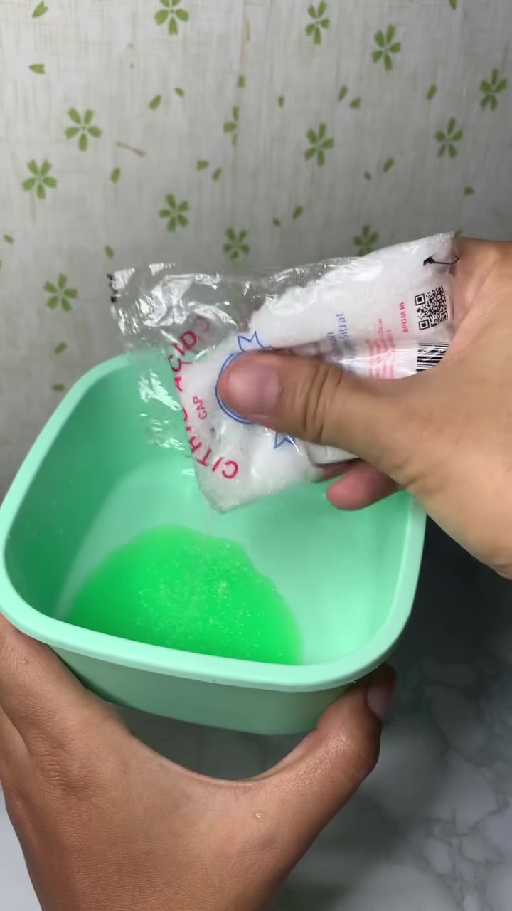 Trik jitu bersihkan dinding kamar mandi berkerak dan berlumut, rahasianya di 1 bahan dapur ini 