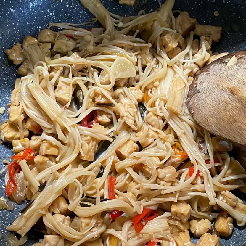 9 Resep jamur enoki pedas dari yang tumis hingga kuah, mudah dibuat dan pas untuk segala suasana