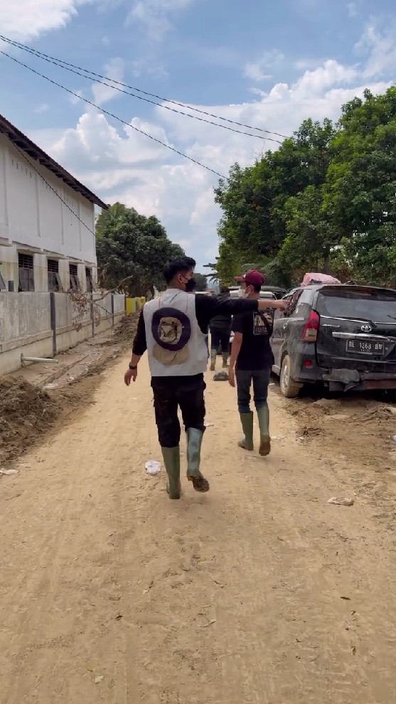 Pulang kampung ke Aceh, 9 potret Teuku Ryan bantu korban banjir dan salurkan donasi langsung
