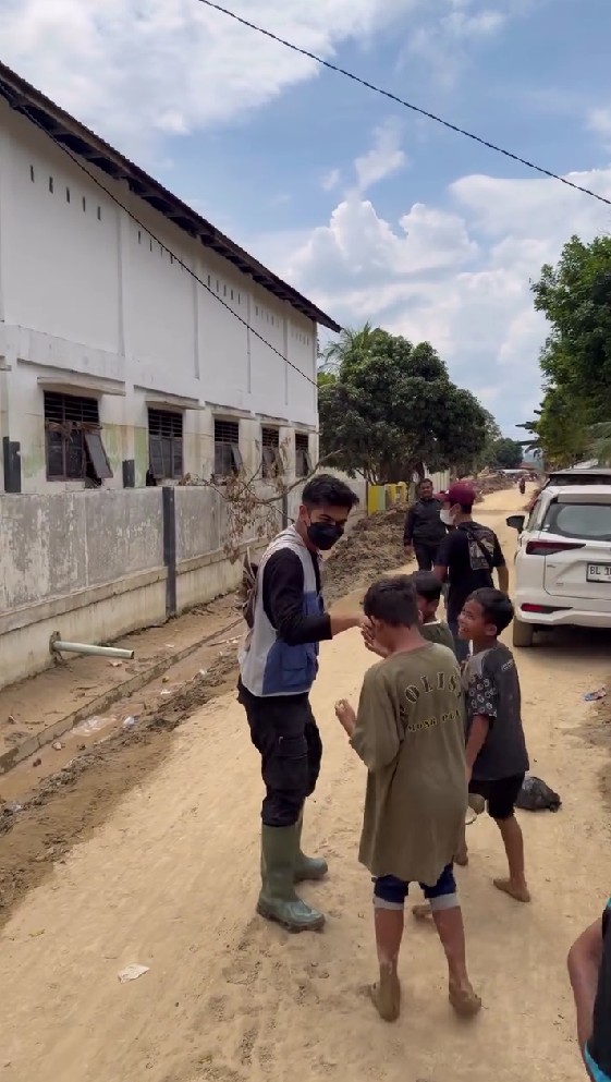 Pulang kampung ke Aceh, 9 potret Teuku Ryan bantu korban banjir dan salurkan donasi langsung
