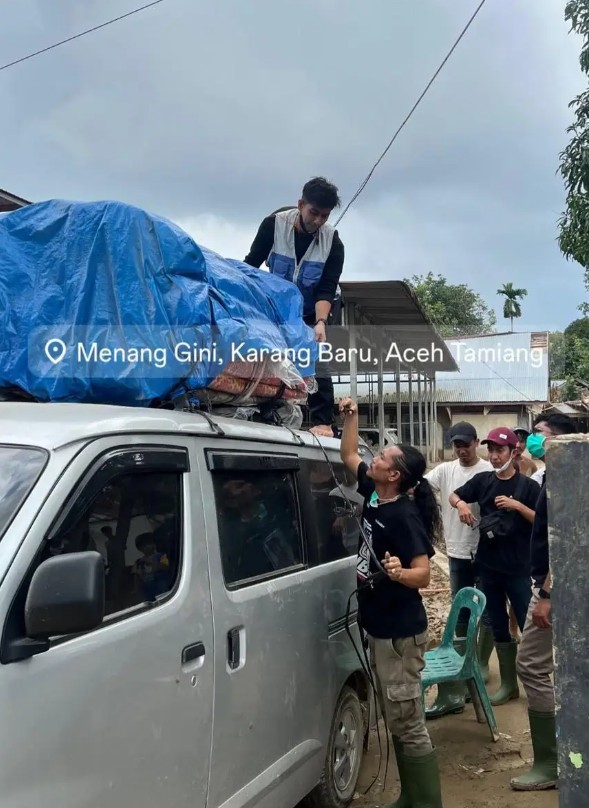 Pulang kampung ke Aceh, 9 potret Teuku Ryan bantu korban banjir dan salurkan donasi langsung