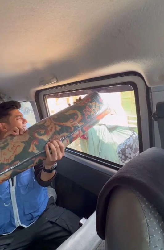 Pulang kampung ke Aceh, 9 potret Teuku Ryan bantu korban banjir dan salurkan donasi langsung