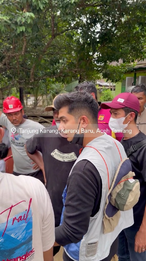 Pulang kampung ke Aceh, 9 potret Teuku Ryan bantu korban banjir dan salurkan donasi langsung