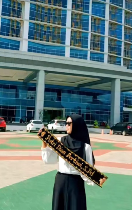 Dihina gegara kerja cuma cleaning service, wanita ini pamer pendidikannya bisa jadi sarjana pendidikan